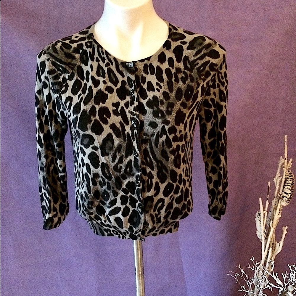 LP ANN TAYLOR SILK GRAY ANIMAL PRINT 3/4 SLEEVE CARDIGAN SCOOP, BUTTON C…
